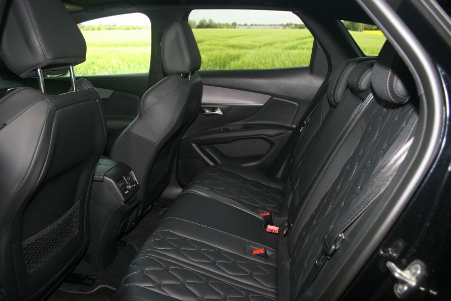 Интерьер Peugeot 3008 GT 2016 года  (WW) (фото 37 из 42)